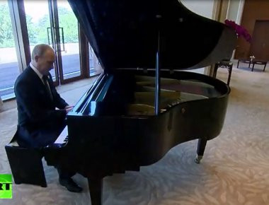 Βίντεο: Ο Βλ. Πούτιν βρήκε ένα πιάνο στο Προεδρικό Μέγαρο της Κίνας και άρχισε να παίζει ύμνους πόλεων της Ρωσίας!
